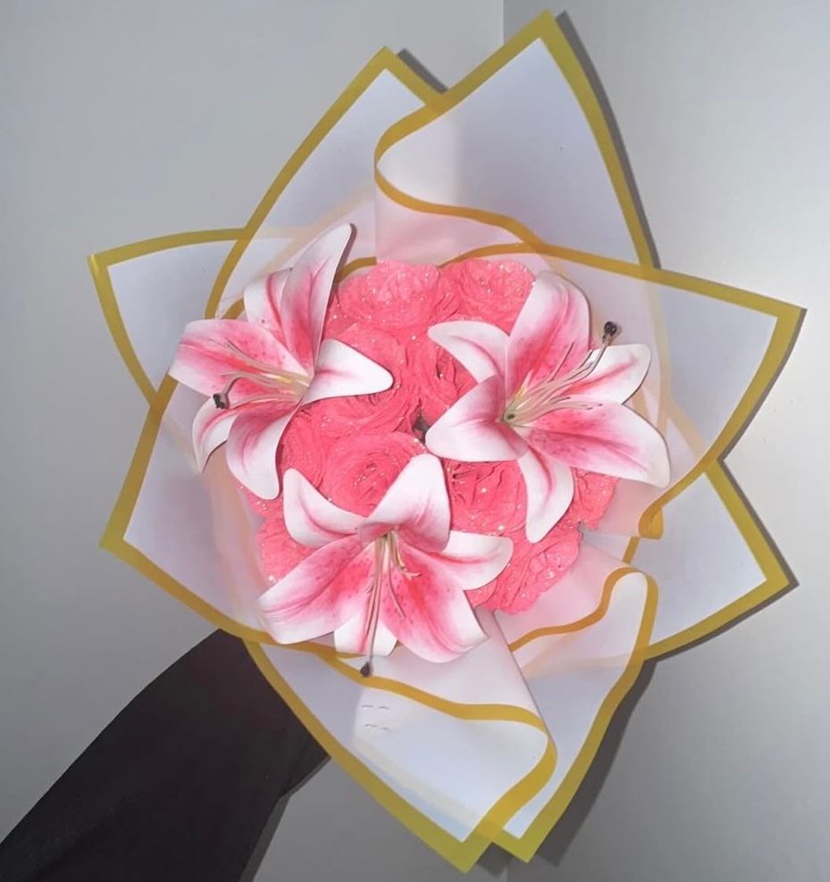 Bouquet de 13 roses éternelles avec 3 lys